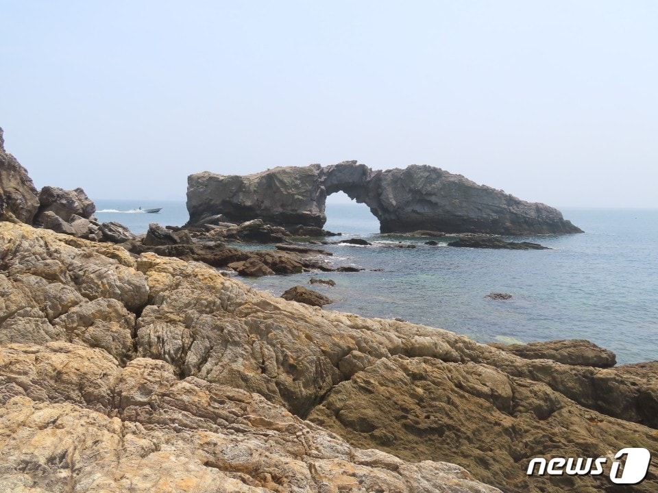 국가지질공원 후보지로 선정된 고군산군도 일원 10개소 지질명소 중 하나인 방축도 독립문바위.(전북도 제공)2020.7.14/ⓒ 뉴스1