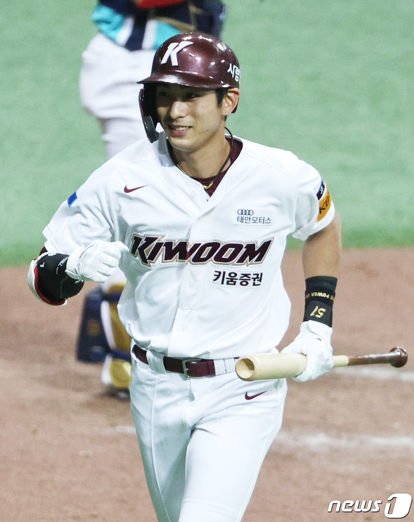 14일 오후 서울 고척스카이돔에서 열린 프로야구 KBO리그 키움과 NC의 경기에서 5회말 키움 이정후가 솔로홈런을 날린 뒤 미소짓고 있다. 2020.7.14/뉴스 ⓒ News1 박지혜 기자