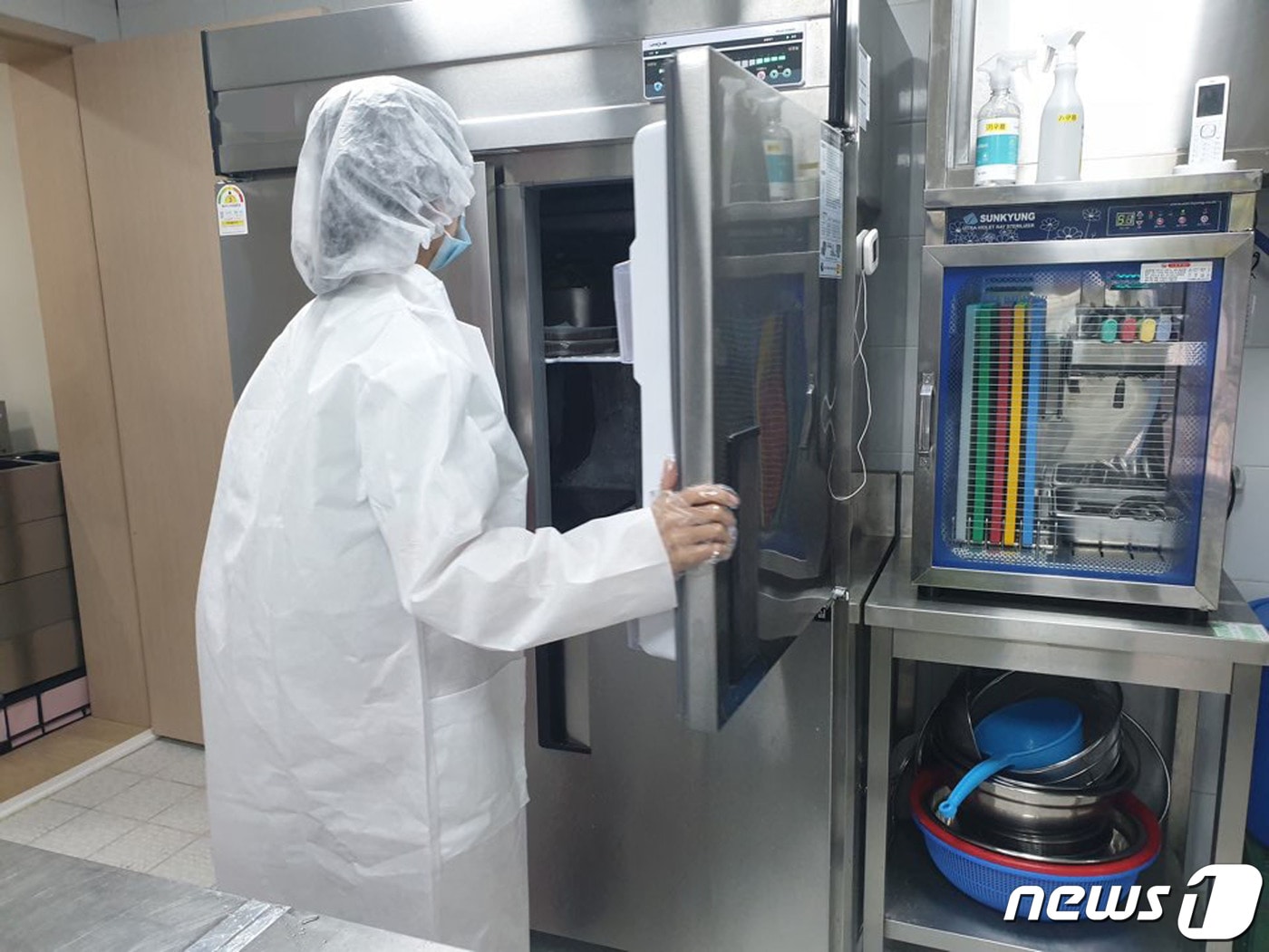 성남시 관계자가 분당구의 한 어린이집 급식소의 위생 상태를 점검하고 있다.(성남시 제공)ⓒ News1