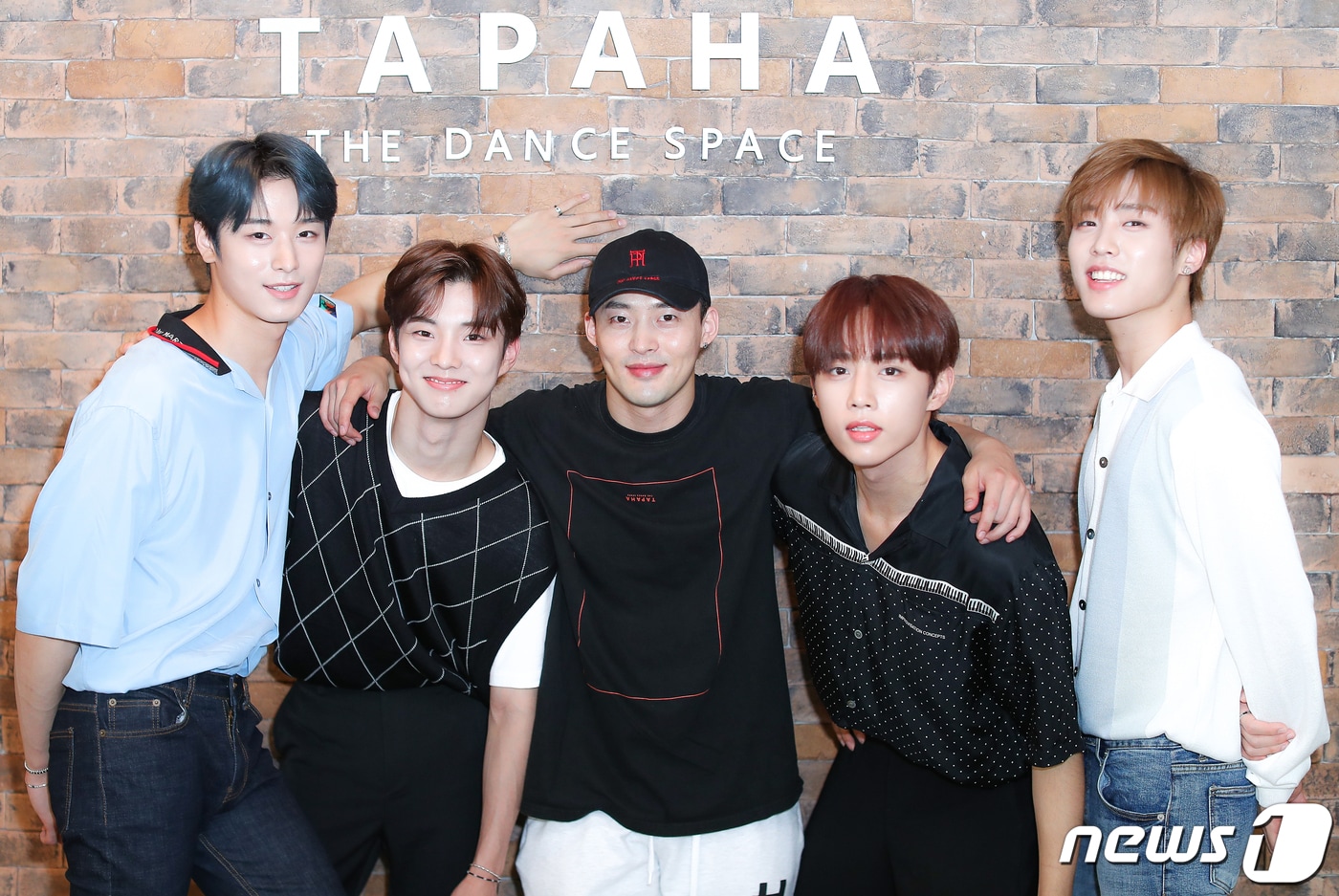더보이즈 주연(왼쪽부터), 큐, 백구영 안무가, 더보이즈 선우, 제이콥/뉴스1 ⓒ News1 김진환 기자