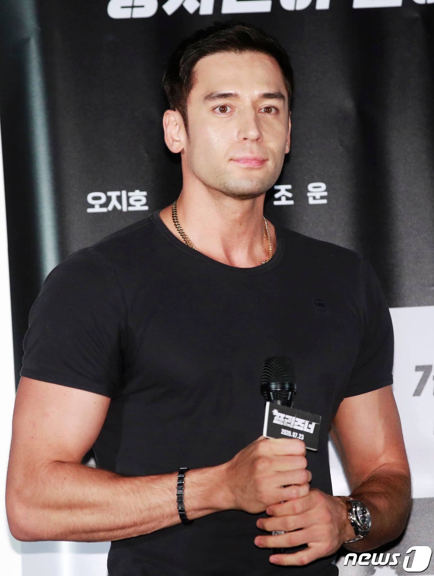 배우 줄리엔 강이 16일 오후 서울 용산구 CGV용산점에서 열린 영화 '프리즈너' 언론시사회 및 기자간담회에 참석해 매력을 발산하고 있다. 2020.7.16/뉴스1 ⓒ News1 권현진 기자