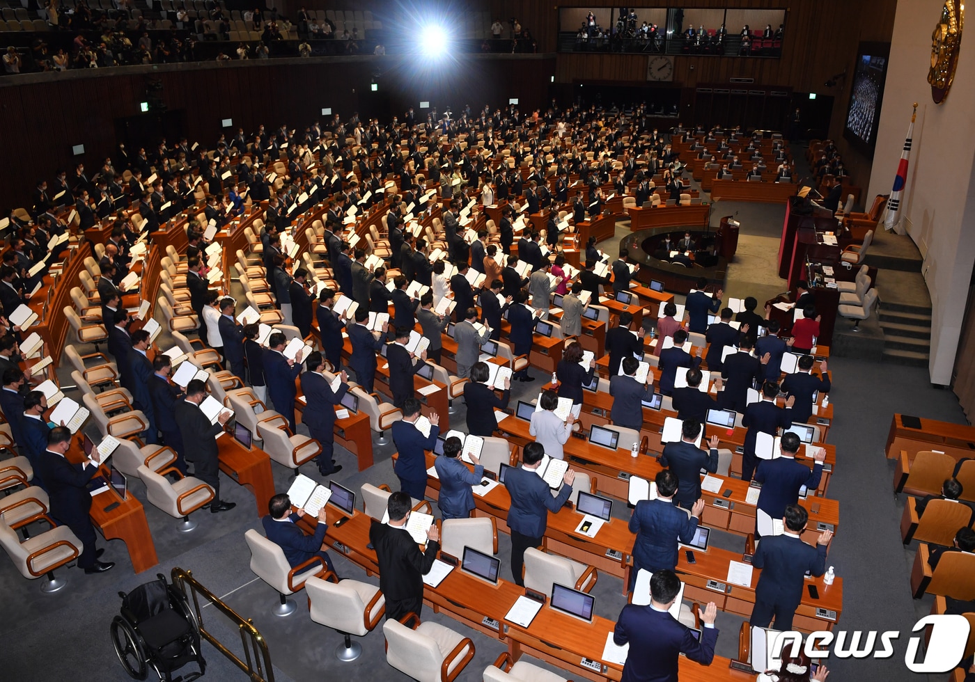 제21대 국회의원들이 서울 여의도 국회에서 열린 제21대 국회 개원식에서 국회의원 선서를 하고 있다. 2020.7.16/뉴스1 ⓒ News1 박세연 기자