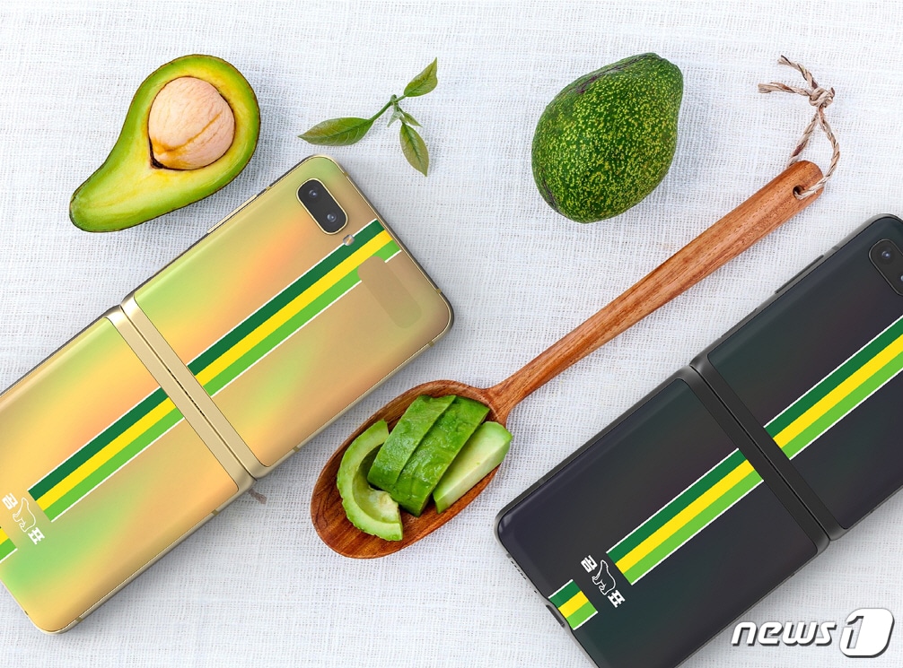 삼성전자가 '갤럭시 Z 플립'을 위한 '커스텀 스킨(Custom Skin)' 부착 서비스를 진행한다고 2일 밝혔다. 사진은 최근 레트로 열풍으로 각광받고 있는 '곰표' 스킨을 적용한 모습.(삼성전자 제공) ⓒ 뉴스1
