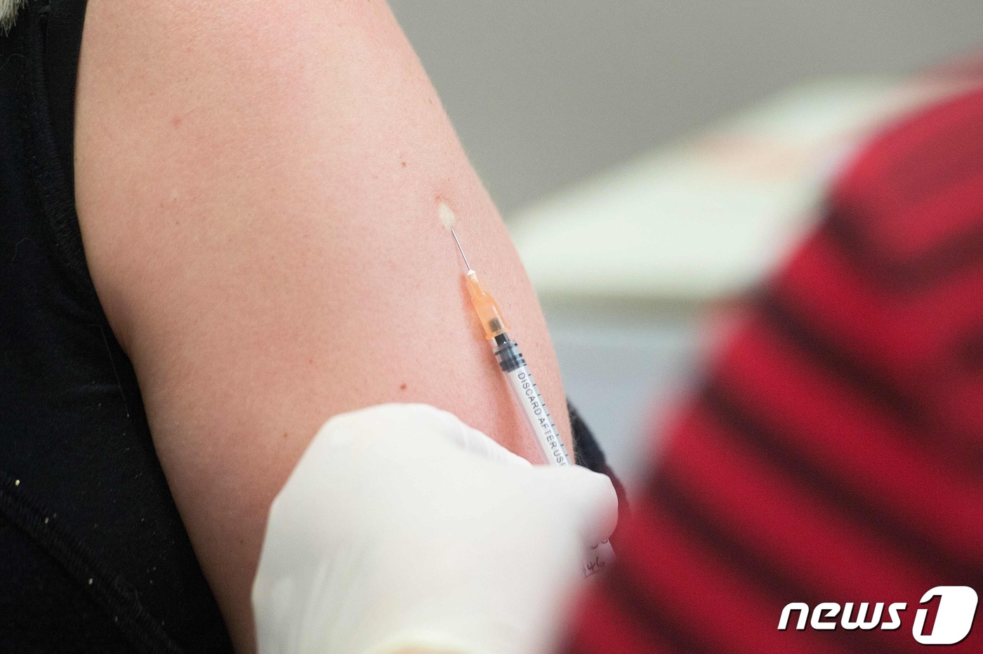 지난 5월4일(현지시간) 실험 지원자가 남아프리카공화국 케이프타운의 한 임상연구기관에서 BCG 백신을 맞고 있다. 