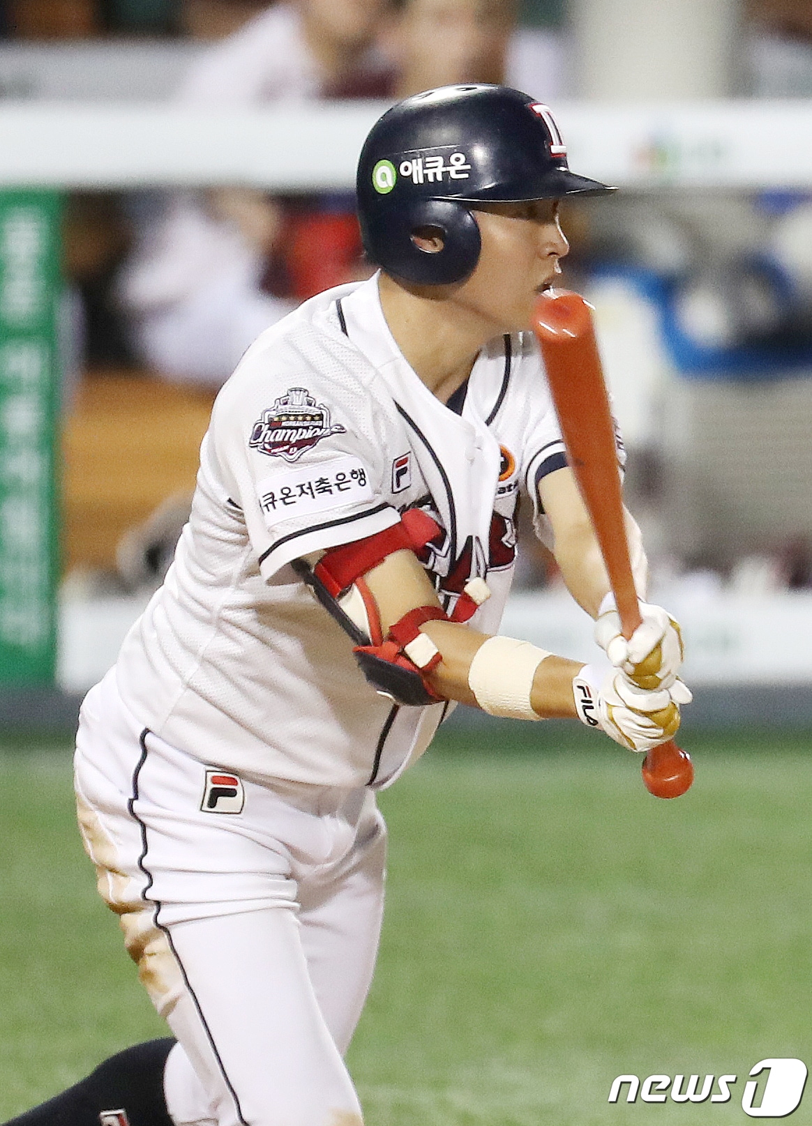 21일 오후 서울 송파구 잠실야구장에서 열린 프로야구 '2020 신한은행 SOL KBO리그' 키움 히어로즈와 두산 베어스의 경기 7회말 무사 주자 없는 상황에서 두산 정수빈이 2루수 앞 땅볼 타구를 치고 있다. 2020.7.21/뉴스1 ⓒ News1 민경석 기자