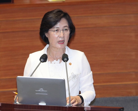 2020년 7월 21일 검찰에게 부동산 투기 엄벌 지시를 내린 다음날인 22일 추미애 법무부 장관이 국회에서 열린 제380회 국회(임시회) 제4차 본회의 정치·외교·통일·안보에 관한 대정부 질문에서 답변하고 있는 모습.  ⓒ News1 