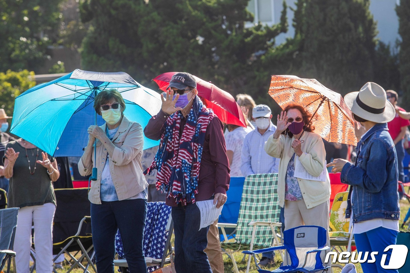 미국 캘리포니아주 헌팅턴비치에서 19일 주민들이 마스크를 쓴 채 예배에 참석하고 있다. ⓒ AFP=뉴스1