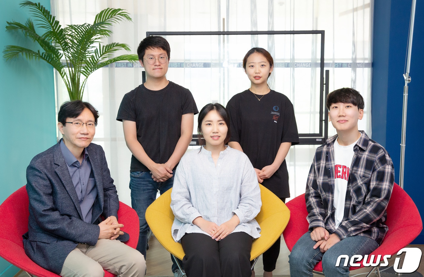 UNIST 자연과학부 박철민(왼쪽) 교수팀.(UNIST 제공) ⓒ 뉴스1