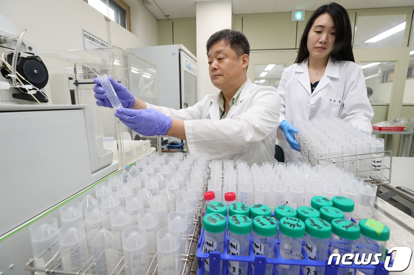 수질검사하는 직원들.(사진은 기사와 관련 없음)ⓒ News1 DB