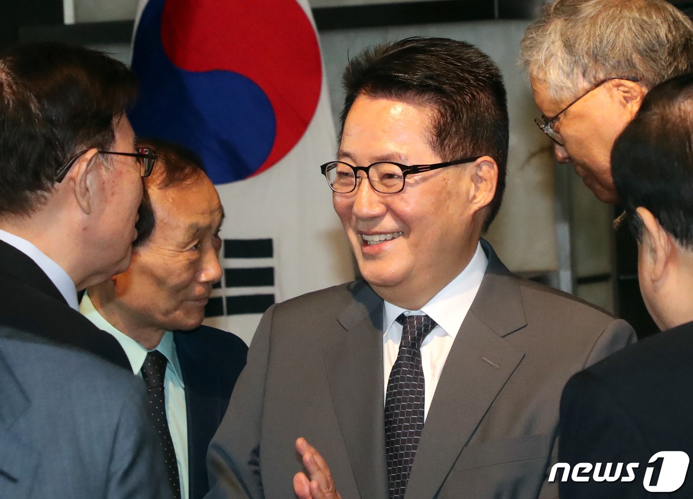 청와대가 3일 외교·안보라인 인사를 단행했다. 통일부 장관에는 이인영 더불어민주당 의원이 임명됐고 국가안보실장에 서훈 국정원장, 국가정보원장에 박지원 전 의원이 내정됐다. 사진은 국정원장에 내정된 박지원 전 의원. (뉴스1 DB) 2020.7.3/뉴스1