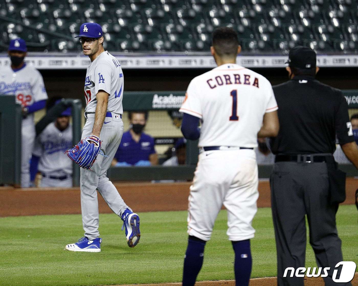 LA 다저스 조 켈리(왼쪽)와 휴스턴 애스트로스 카를로스 코레아가 29일 경기에서 설전을 펼치고 있다.  ⓒ AFP=뉴스1