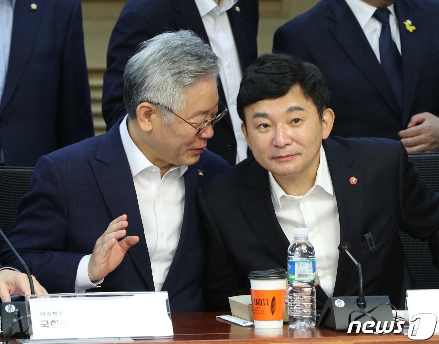 2020년 7월 30일 당시 이재명 경기도 지사와 원희룡 제주도 지사가 서울 여의도 국회 의원회관에서 열린 국회 기본소득 연구포럼 창립총회 및 세미나에서 인사하고 있다. ⓒ News1 신웅수 기자