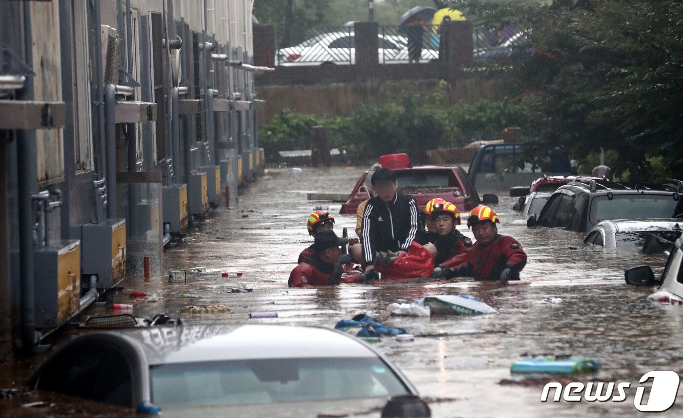 대전지역에 호우경보가 발효된 7월30일 오전 대전 서구 정림동 한 아파트에서 119구조대원들이 주민을 구조하고 있다. 2020.7.30/뉴스1 ⓒ News1 김기태 기자