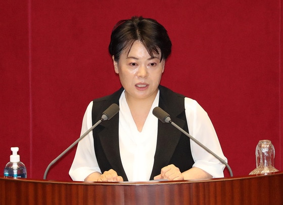 지난 7월 30일 '저는 임차인입니다'라는 연설로 주목받았던 윤희숙 국민의힘 의원은 지난 13일 전태일 열사 50주기를 맞아 중소기업을 위태롭게 하는 '주 52시간제 도입'유예를 주장하면서 '전태일 정신'을 거론했다가 '뜬금없다'는 등 비판에 직면했다.  ⓒ News1 