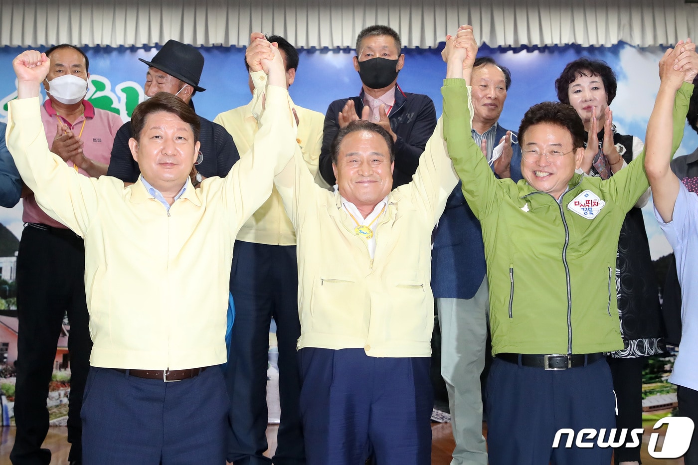 대구경북통합신공항 이전부지 결정 시한을 하루 남겨둔 30일 오후 공동후보지(군위군 소보면·의성군 비안면) 유치 신청에 대한 극적인 합의가 이뤄진 가운데 권영진 대구시장, 김영만 군위군수, 이철우 경북도지사(왼쪽부터)가 군위군청 대회의실에서 결과 발표를 마친 뒤 함께 환호하고 있다. 2020.7.30 /뉴스1 ⓒ News1 공정식 기자