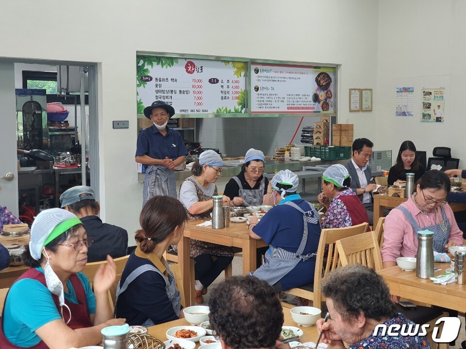 유네스코 생물권보전지역 핵심지역인 전북 고창군 아산면 용계마을 주민들이 차려내는 건강밥상인 ‘운곡습지 식당’이 문을 열었다. /ⓒ 뉴스1