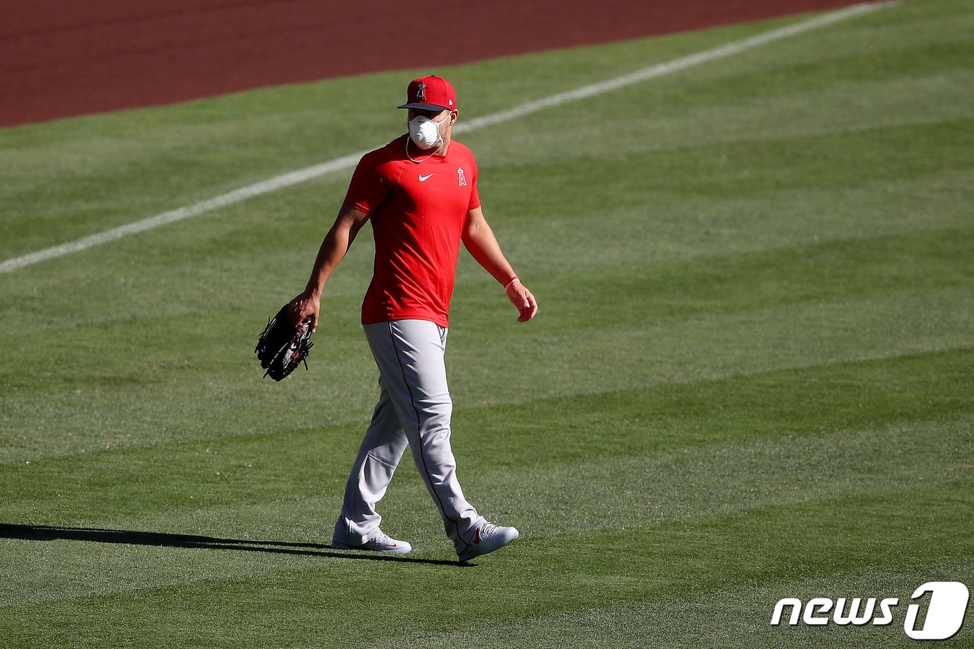 LA 에인절스 마이크 트라웃이 4일 팀의 첫 훈련에서 마스크를 착용하고 운동하고 있다. ⓒ AFP=뉴스1