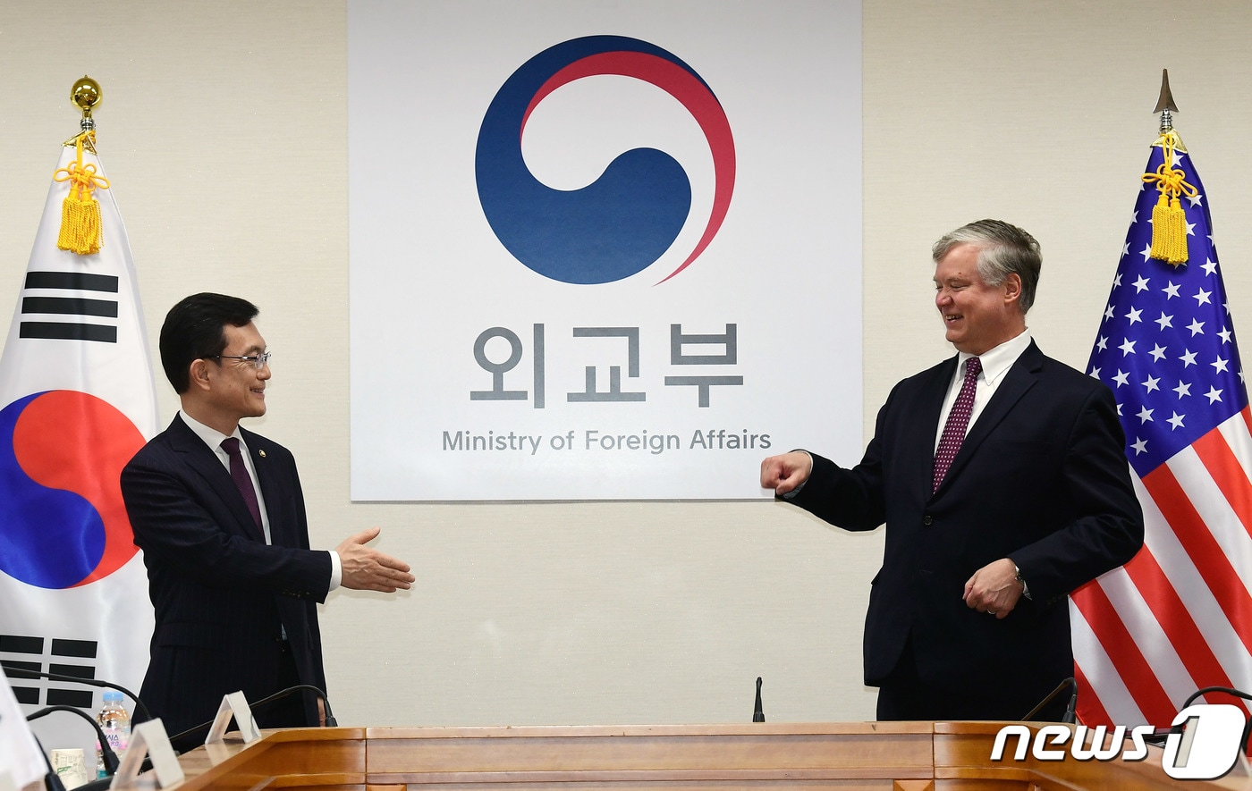 조세영 외교부 1차관과 스티븐 비건 미국 국무부 부장관 겸 대북특별대표가 8일 오전 서울 외교부 청사에서 제8차 한미 외교차관 전략회의에 앞서 비접촉 주먹인사를 하고 있다. 2020.7.8/뉴스1 ⓒ News1 사진공동취재단