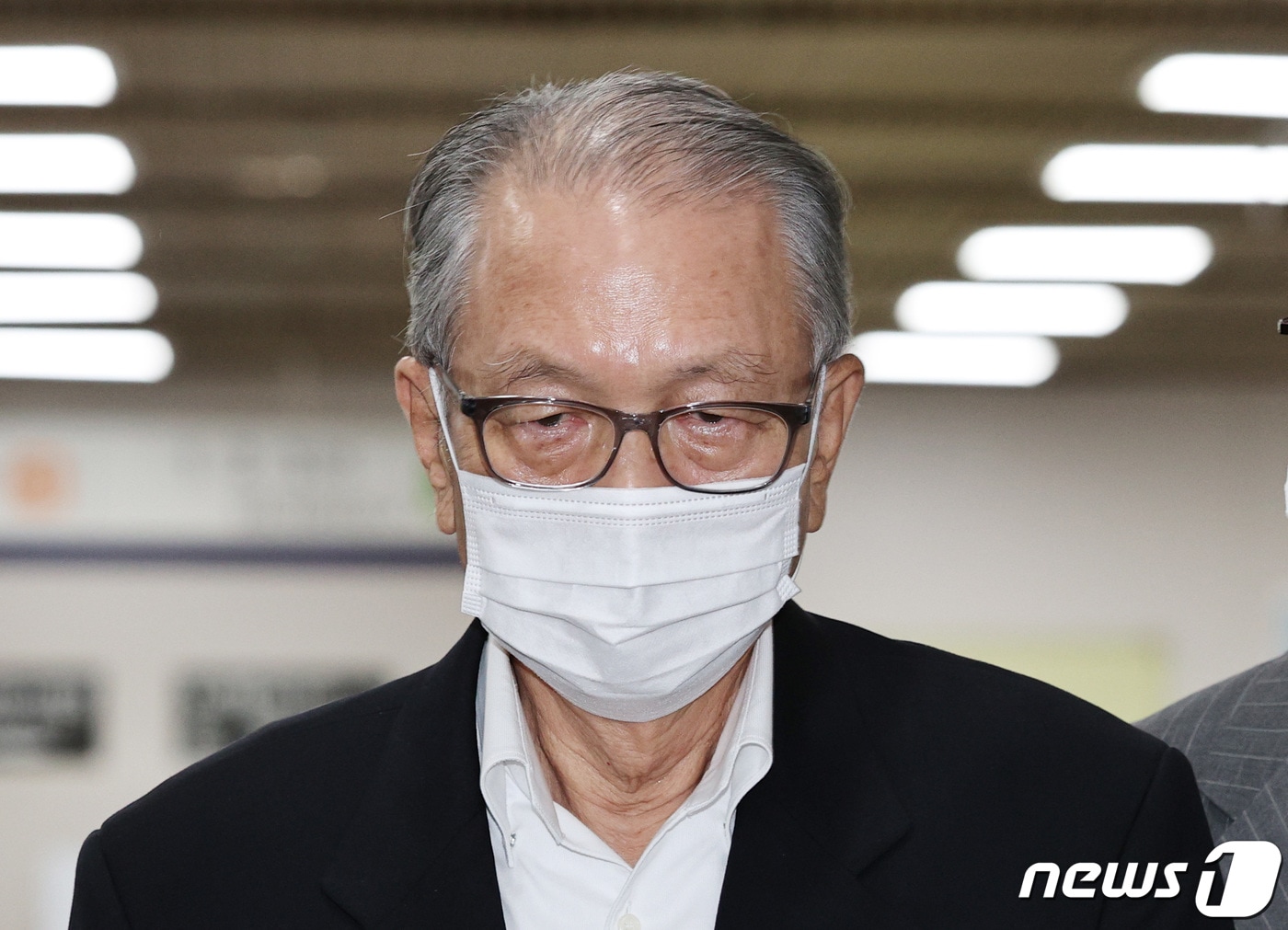 세월호 사고를 대통령에게 보고한 시간과 방식을 사후 조작한 혐의로 기소된 김기춘 전 대통령 비서실장이  서울중앙지법에서 열린 항소심 선고 공판에 출석하고 있다. 2020.7.9/뉴스1 ⓒ News1 박지혜 기자