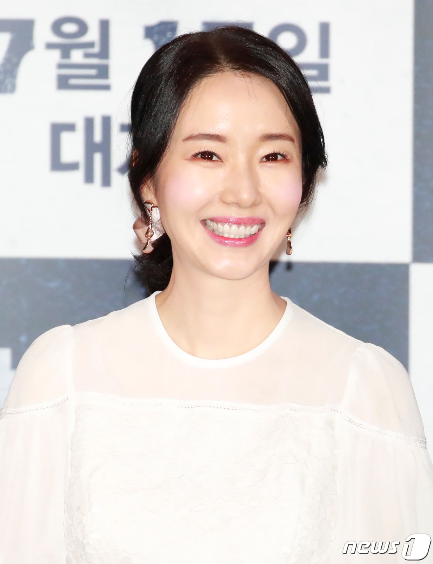 배우 이정현이 9일 오후 서울 용산구 CGV 용산아이파크몰점에서 열린 영화 '반도'(감독 연상호) 언론시사회에 참석해 미소를 짓고 있다. ‘반도’는 '부산행'(2016) 그 후 4년, 폐허가 된 땅에 남겨진 자들이 벌이는 최후의 사투를 그린 액션 블록버스터이다. 2020.7.9/뉴스1 ⓒ News1 권현진 기자