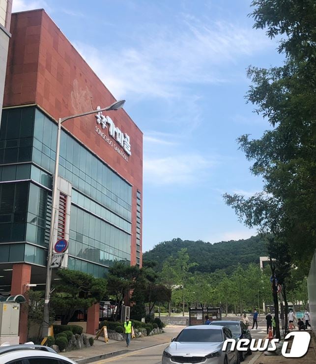 불법 주정차가 만연한 의정부시 신곡동 경기북부청사 앞 송추가마골 ⓒ 뉴스1