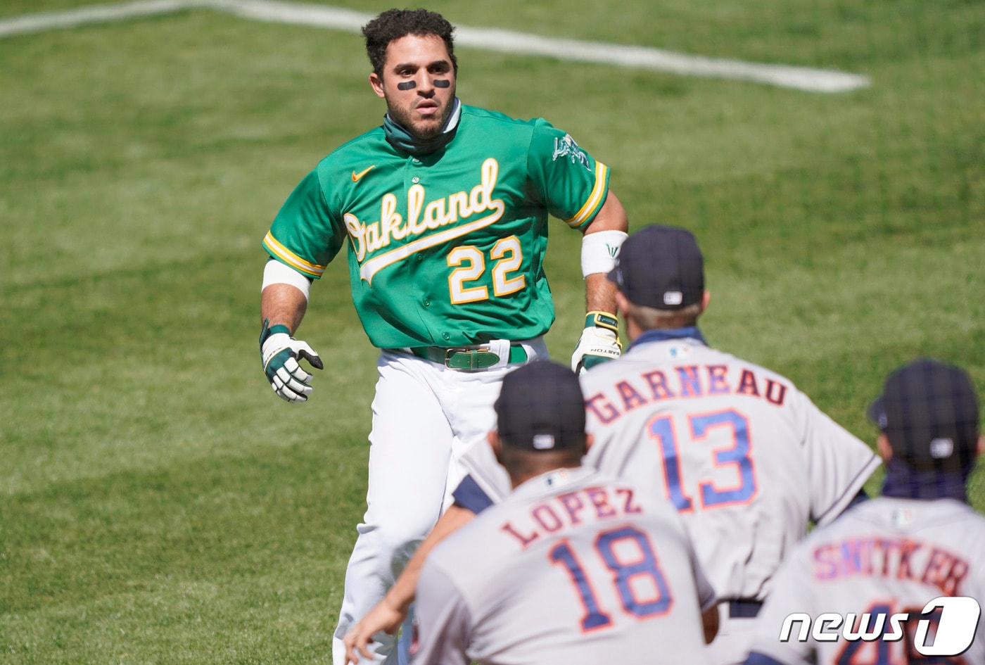 오클랜드 로리아노가 10일 휴스턴과의 경기 중 사구에 맞은 뒤 상대 벤치와 언쟁을 벌이다 폭발했다. ⓒ AFP=뉴스1