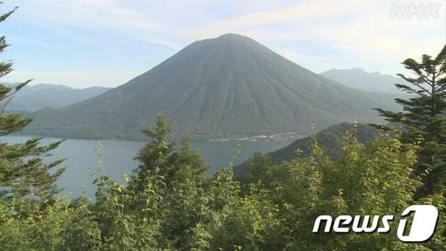 일본 도치키현 주젠지호변에 우뚝 솟은 남분 산. ⓒ 뉴스1