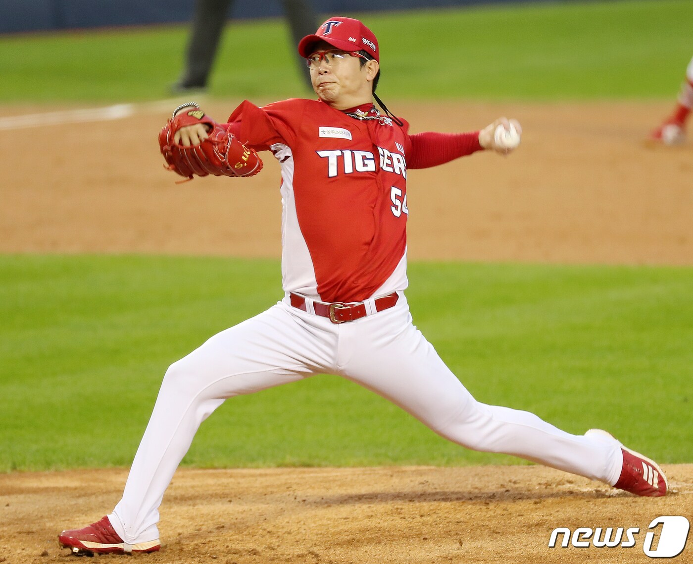 11일 오후 서울 송파구 잠실야구장에서 열린 '2020 프로야구 신한은행 SOL KBO리그' KIA타이거즈와 LG트윈스의 경기에서 KIA 선발 양현종이 힘차게 공을 던지고 있다. 2020.8.11/뉴스1 ⓒ News1 김진환 기자