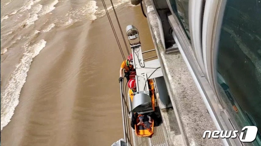 소방대원들이 11일 오후 서울 잠실대교 작업용 난간에 추락한 A씨를 구조하고 있다. ⓒ 뉴스1