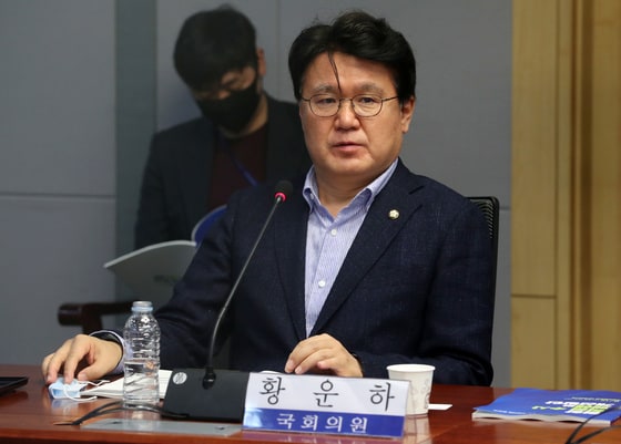 지난 8월 13일 서울 여의도 국회 의원회관에서 열린 검찰 직접수사 폐해와 개선방안 토론회에서 패널들의 토론을 경청하고 있는 황운하 더불어민주당 의원. ⓒ News1 