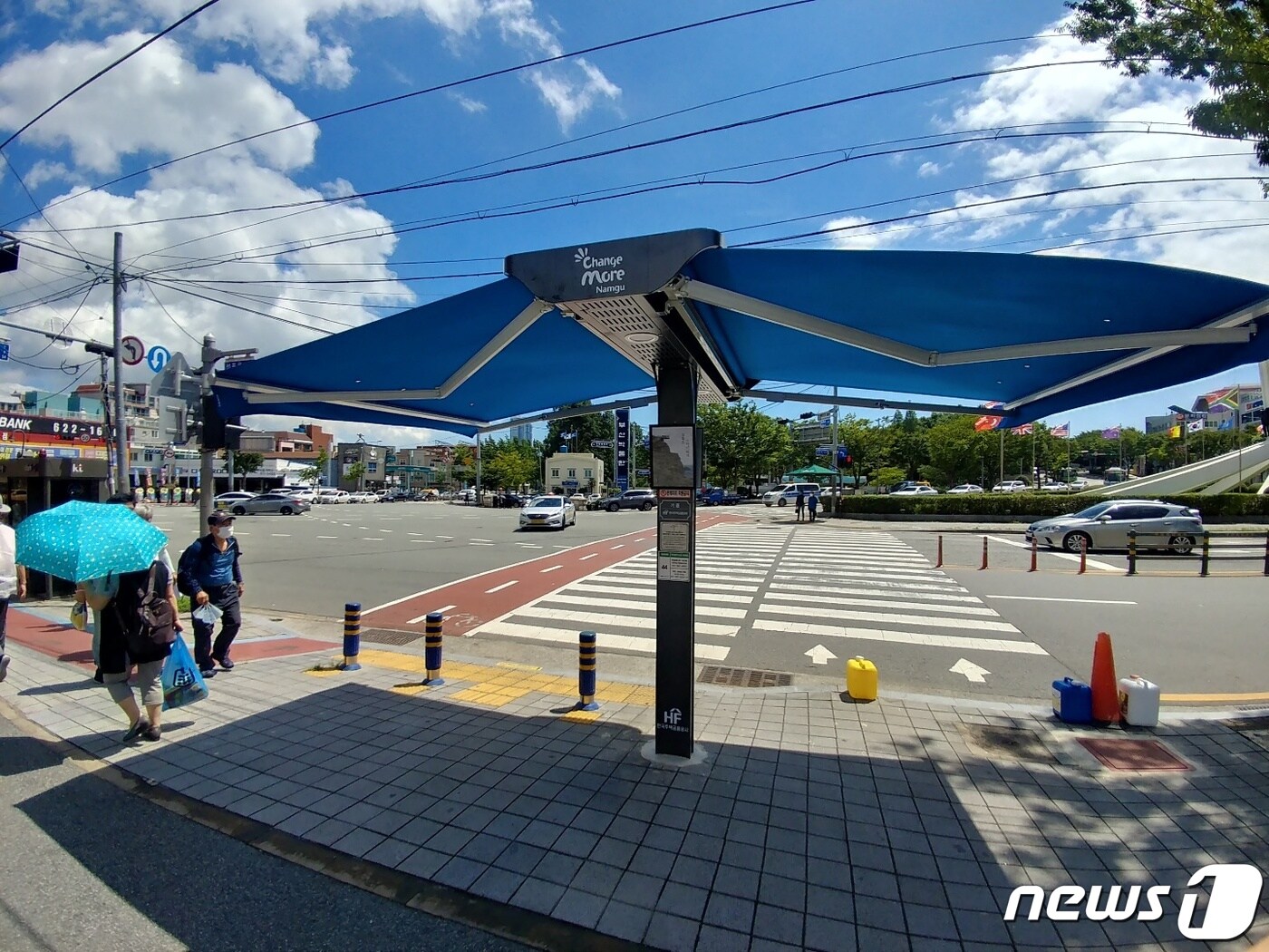 부산 남구 유엔교차로에 그늘막이 설치돼 있다.(부산 남구청 제공) ⓒ 뉴스1