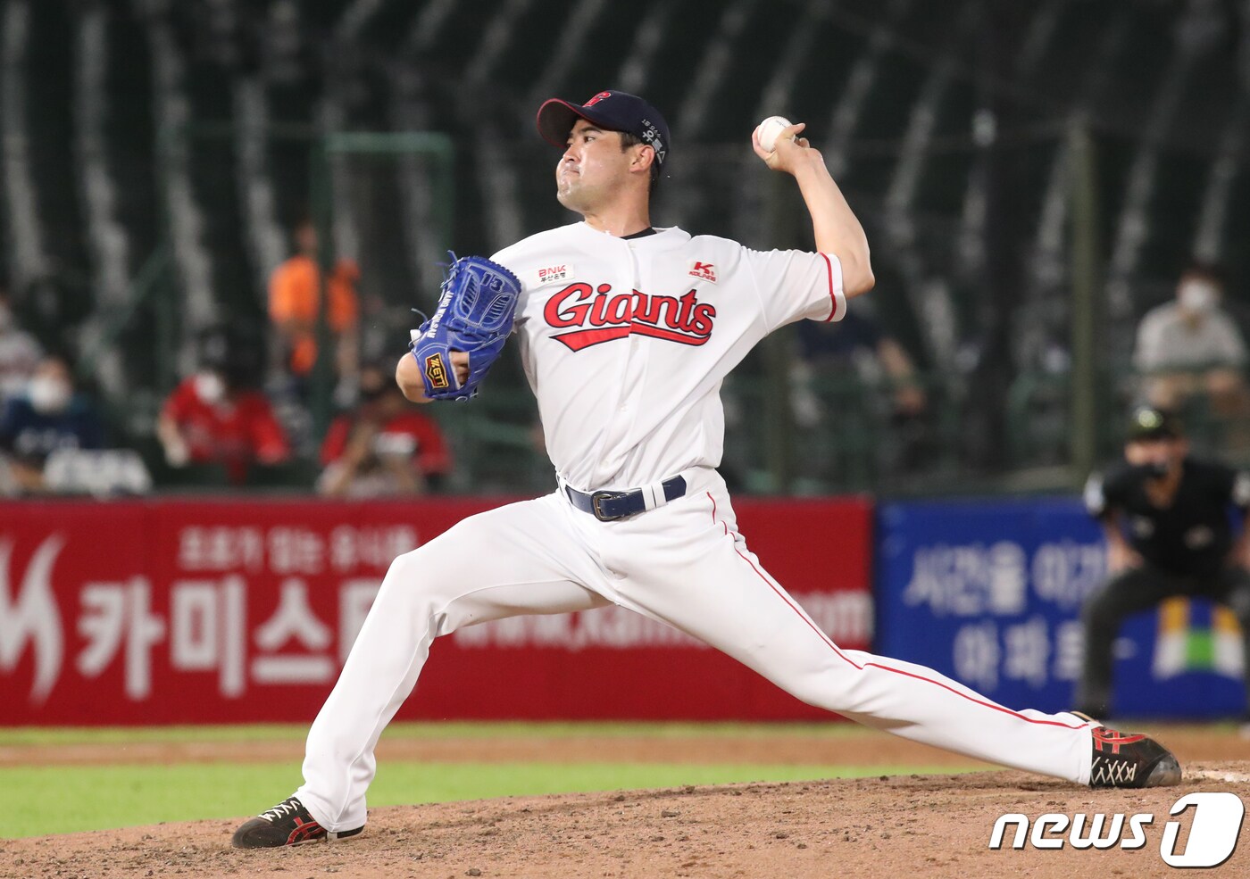 사직야구장에서 열린 2020 프로야구 신한은행 SOL KBO리그 롯데 자이언츠와 NC 다이노스 경기에서 롯데 장원삼이 역투하고 있다. 2020.8.13/뉴스1 ⓒ News1 DB