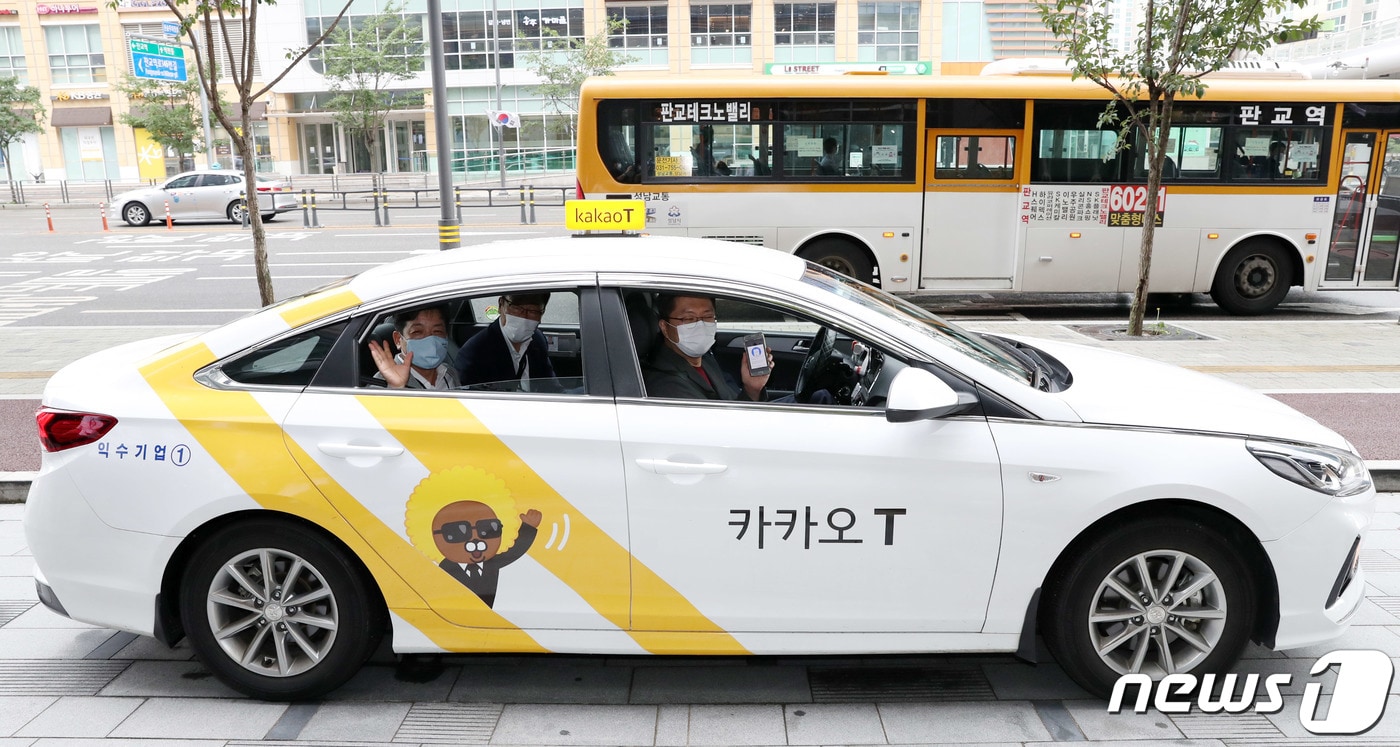 장석영 과학기술정보통신부 차관(뒤)과 류긍선 카카오모빌리티 대표가 14일 오전 경기 성남 판교의 카카오모빌리티 본사를 방문해 앱미터기(GPS 기반으로 시간, 거리, 속도를 계산해 택시 승차요금을 산정하는 소프트웨어)가 장착된 카카오택시를 시승하고 있다. 2020.8.14/뉴스1 ⓒ News1 박세연 기자