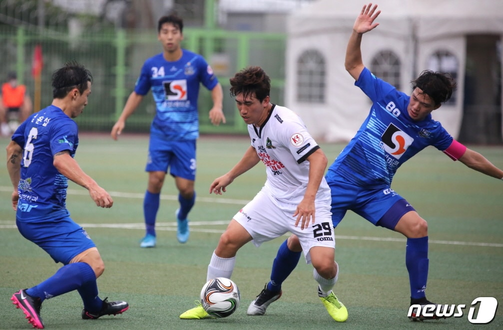 전주시민축구단이 지난 15일 경기도 양주고덕구장에서 펼쳐진 양주시민축구단과의 K3리그 12라운드 원정경기에서 이근호와 김신의 골로 2대1로 역전승을 거뒀다.(전주시민축구단 제공)ⓒ 뉴스1
