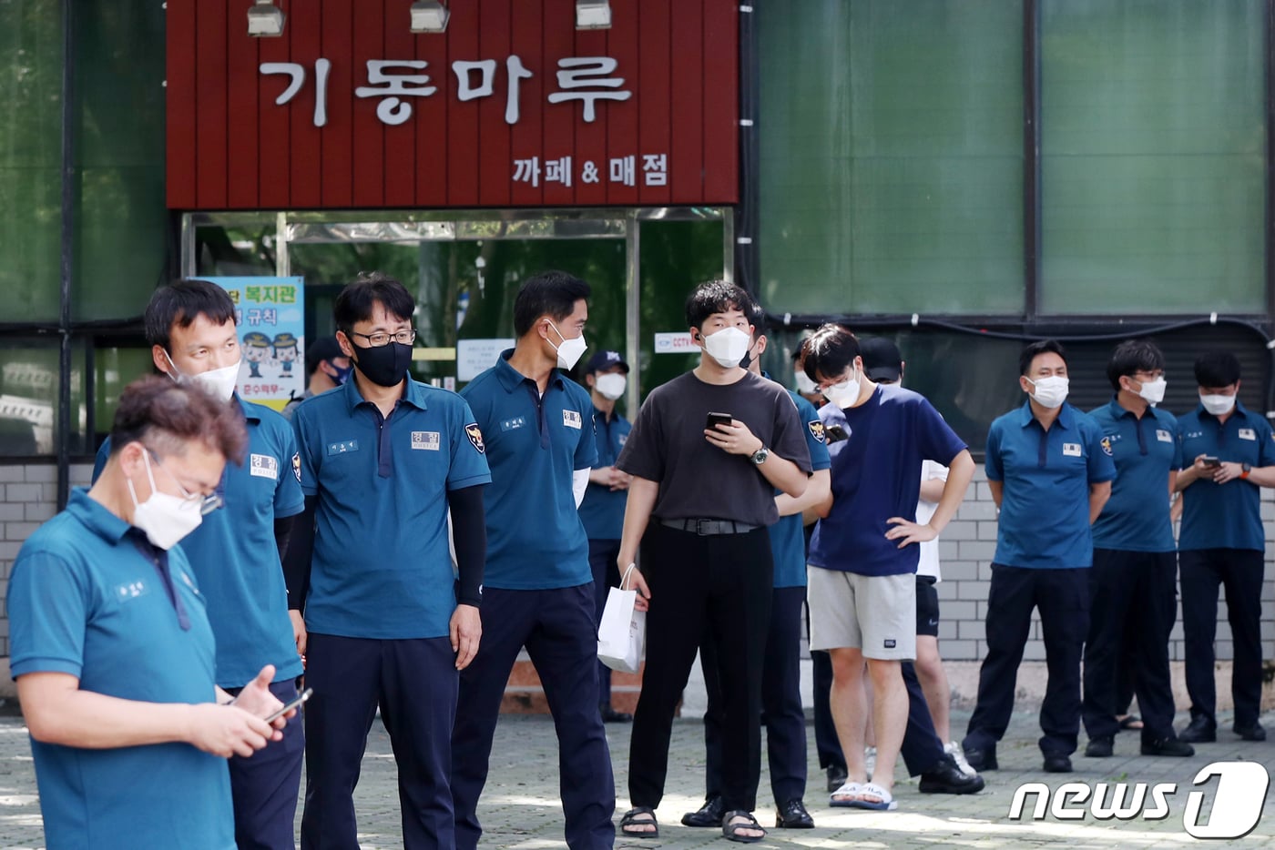 지난 광복절 서울 광화문 일대에서 집회가 열릴 당시 질서유지를 담당했던 경찰 대원들이 19일 오후 서울 중구 서울지방경찰청 기동본부에 마련된 선별진료소에서 신종 코로나바이러스 감염증(코로나19) 진단검사를 받고 있다. 2020.8.19/뉴스1 ⓒ News1 민경석 기자
