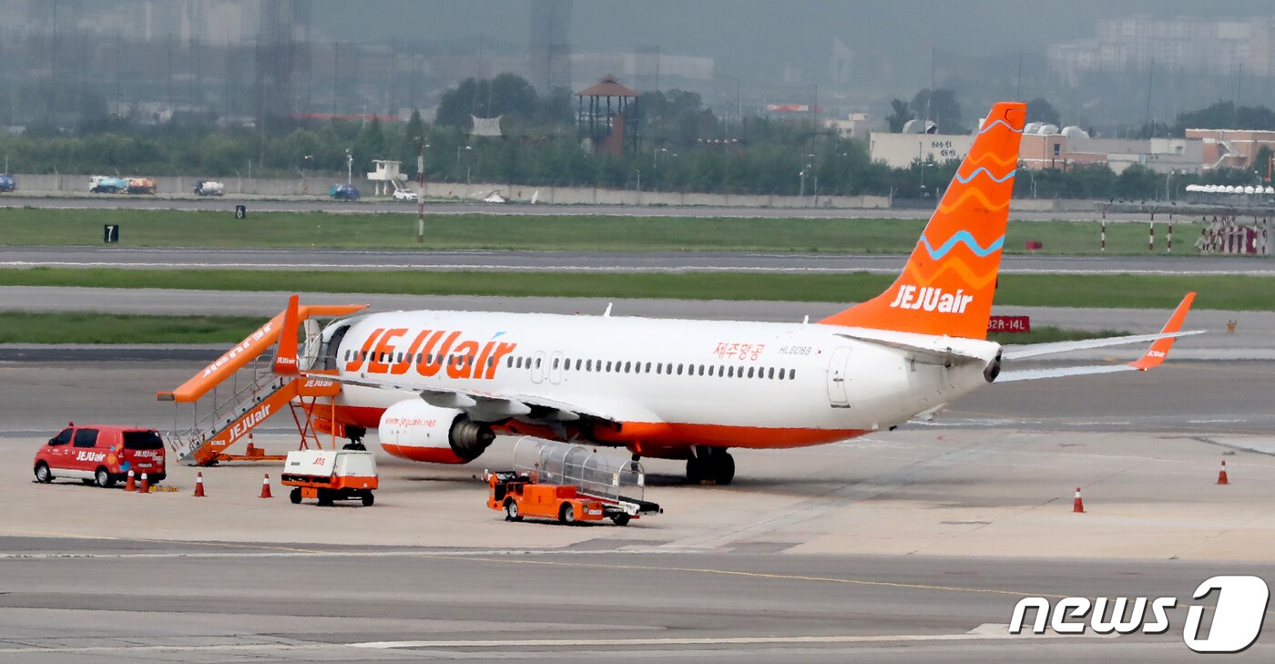 서울 강서구 김포공항에 계류돼 있는 제주항공 여객기의 모습.2020.8.20/뉴스1 ⓒ News1 정진욱 기자
