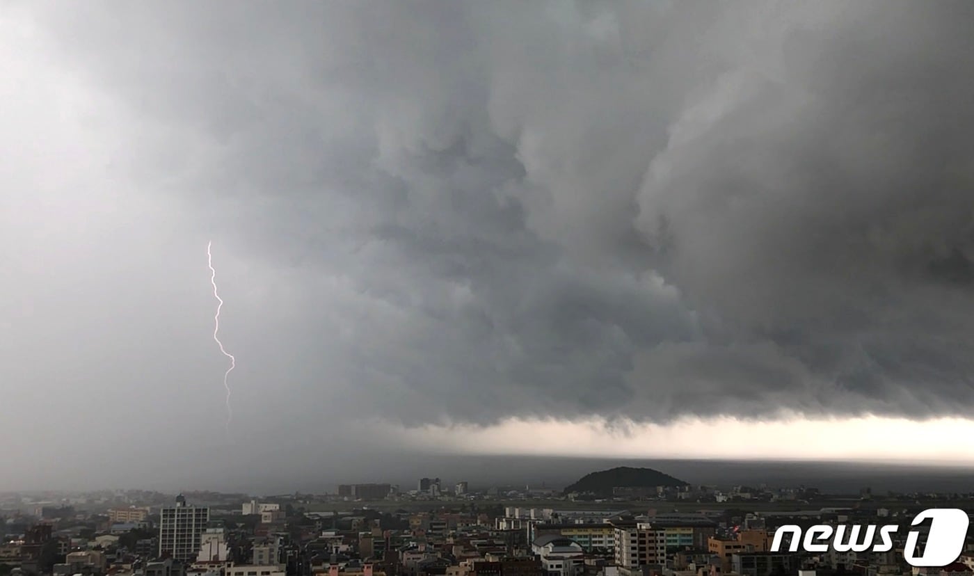 흐린 하늘 속 번개. (뉴스1 DB)