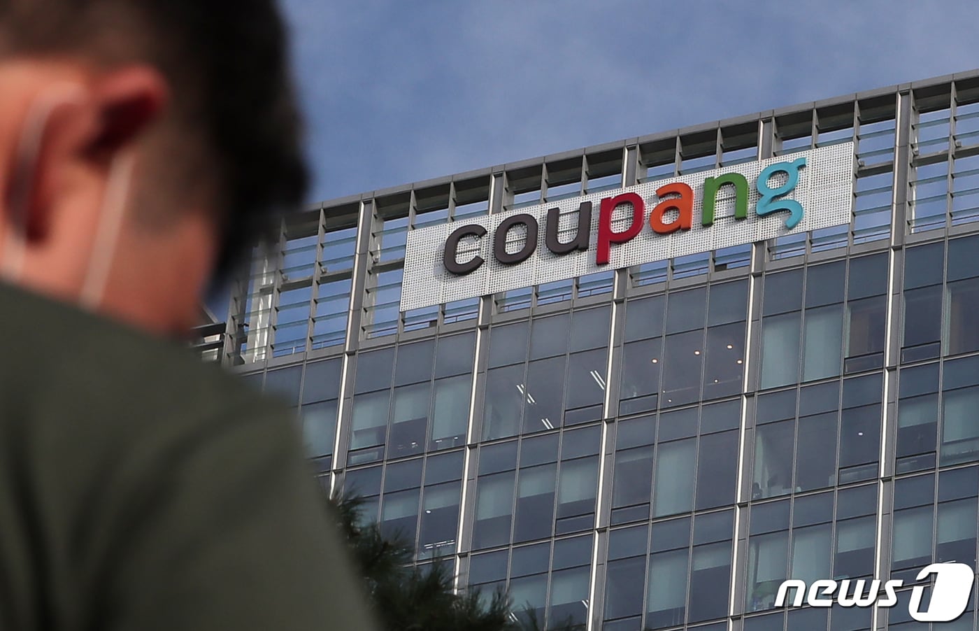 소셜커머스 업체 쿠팡에서 신종 코로나바이러스 감염증(코로나19) 확진자가 발생해 지난 8월24일 서울 송파구 잠실 본사가 입주한 해당 층이 폐쇄됐다. /뉴스1 ⓒ News1 구윤성 기자