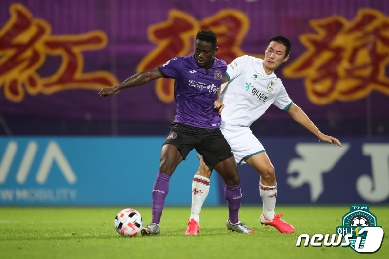 24일 안양종합운동장에서 열린 하나원큐 K리그2 2020 16라운드 대전하나시티즌과 FC안양의 경기. 안양 아코스티(왼쪽)과 대전 이지솔이 경합하고 있다. (프로축구연맹 제공) ⓒ 뉴스1