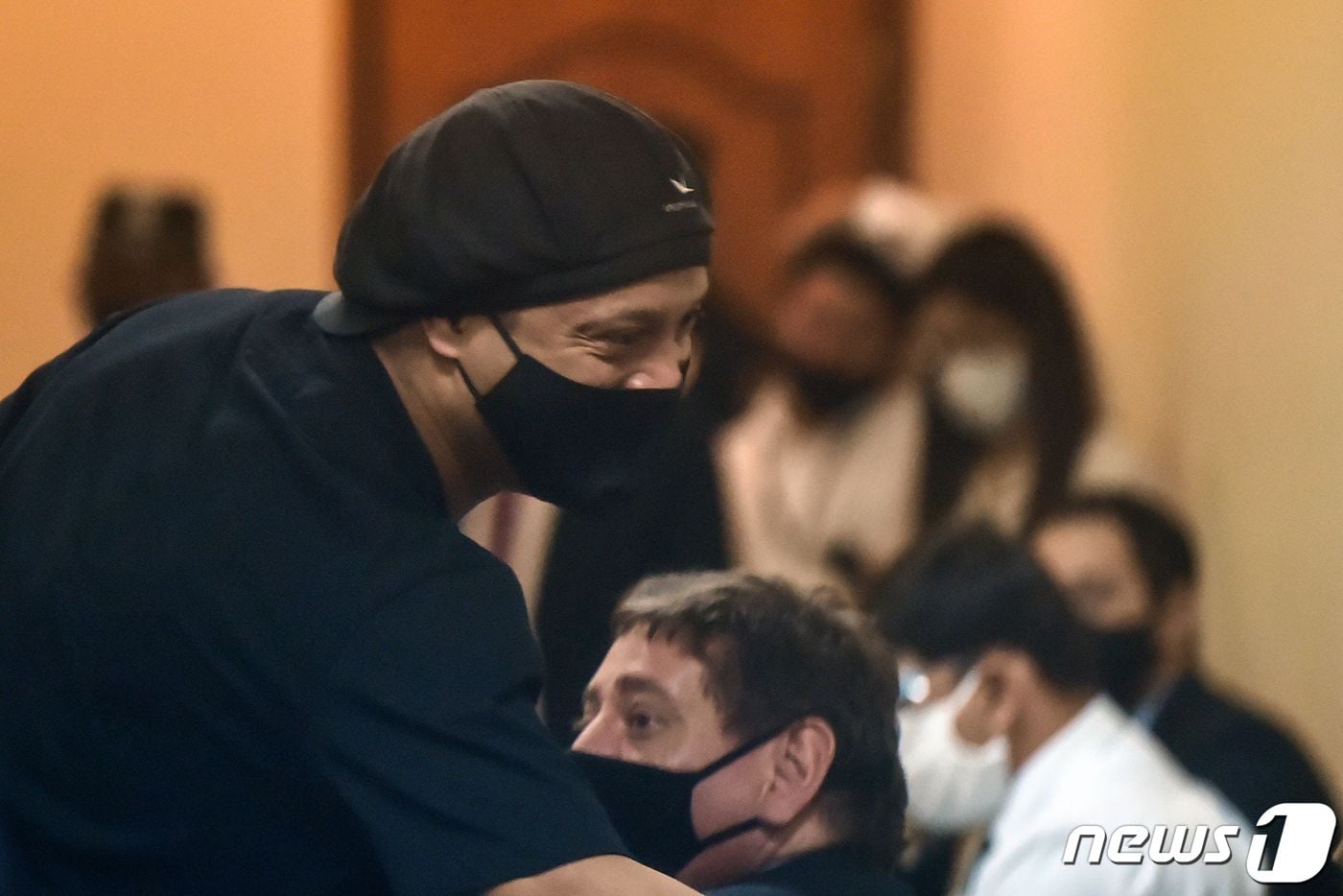 여권을 위조한 혐의로 파라과이에 붙잡혀 있던 호나우지뉴가 벌금을 내고 브라질로 돌아간다. ⓒ AFP=뉴스1