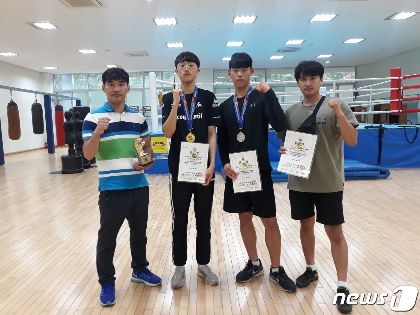 충북체고 복싱부 이성태 교사와 김윤섭·연제원·황만석 지도자가 기념촬영을 하고 있다. (충북도교육청 제공) ⓒ 뉴스1