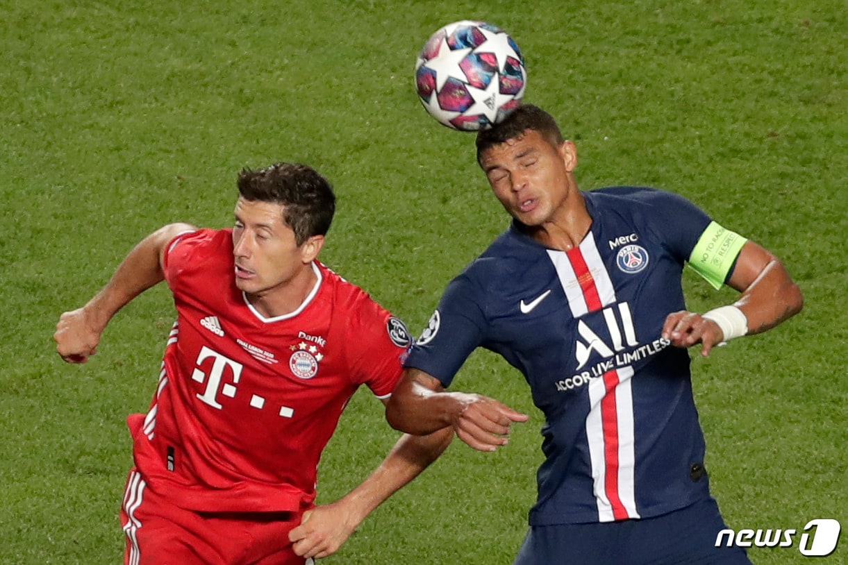 PSG의 베테랑 수비수 티아고 실바(오른쪽)가 잉글랜드 프리미어리그 첼시로 이적할 전망이다. ⓒ AFP=뉴스1