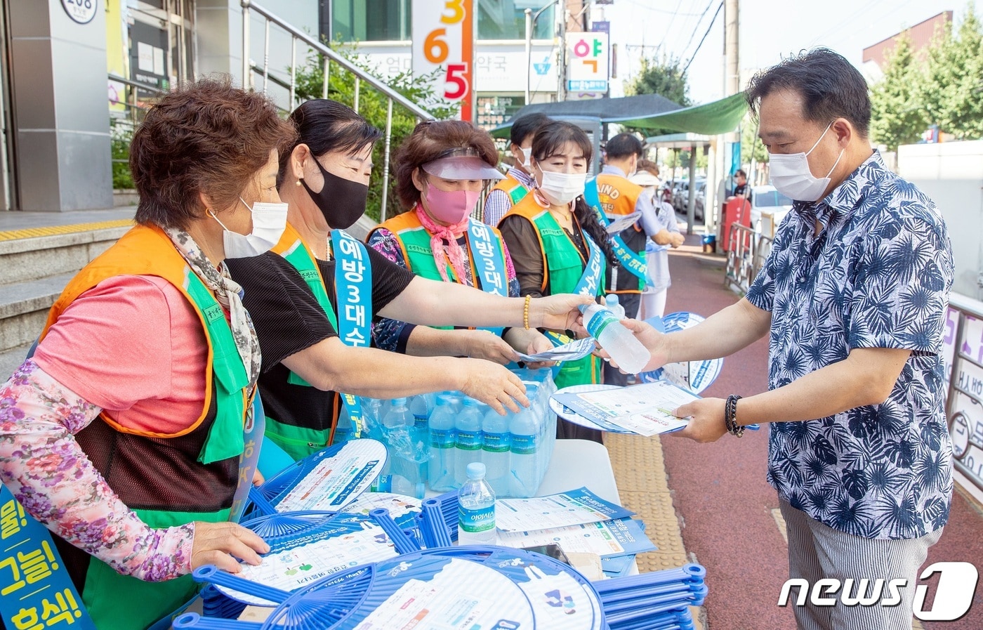 폭염예방 '물 나눔' 행사.(증평군 제공)ⓒ 뉴스1