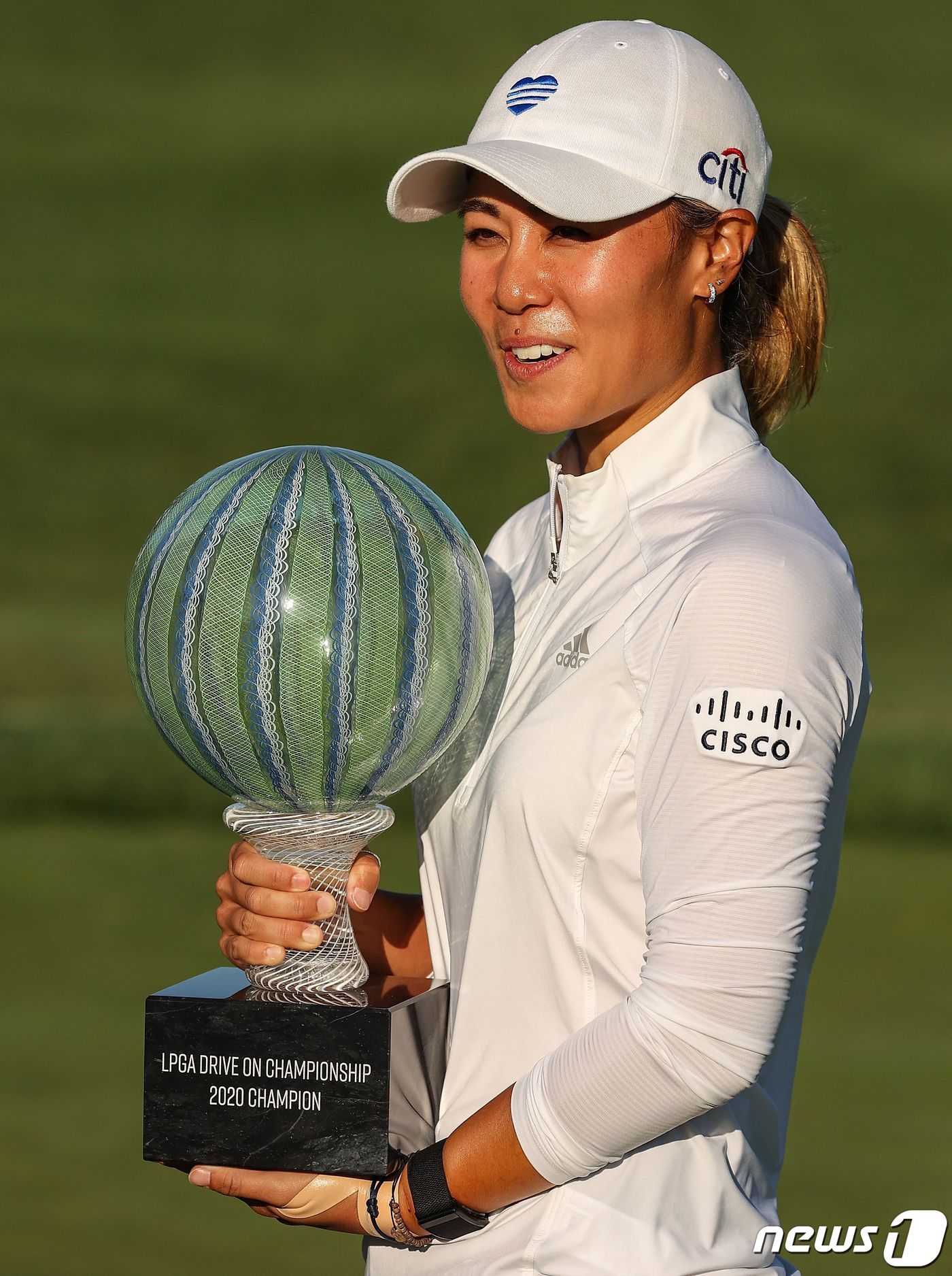 재미교포 다니엘 강이 2일(현지시간) 오하이오주 털리도 인버네스 클럽에서 5개월여 만에 열린 LPGA 투어 드라이브온 챔피언십에서 우승 트로피를 들고 기뻐하고 있다. ⓒ AFP=뉴스1 ⓒ News1 우동명 기자