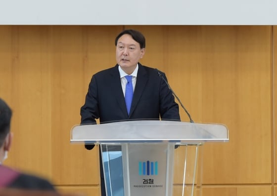 윤석열 검찰총장이 지난 3일 신임검사 신고식에서 "자유민주주의는 법의 지배를 통해 이뤄진다"는 발언을 하고 있다. (대검찰청 제공) ⓒ 뉴스1