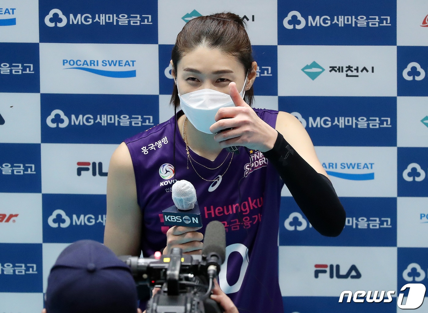 김연경 '10년 만의 국내 복귀전 마친 후 엄지 척!' ⓒ News1 김진환 기자