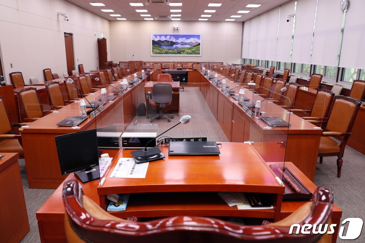 신종 코로나바이러스 감염증(코로나19) 확진자 발생으로 셧다운 됐던 국회가 방역 후 재개방한 31일 서울 여의도 국회 본청 내 상임위 회의장에 비말 차단용 칸막이가 설치돼 있다.(국회 제공) 2020.8.31/뉴스1 ⓒ News1 성동훈 기자