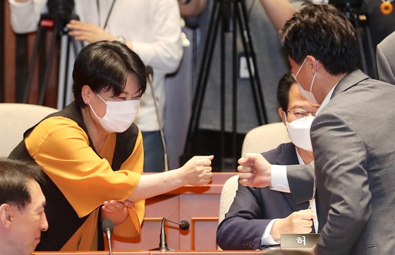 "저는 임차인입니다"로 시작되는 5분 연설을 통해 많은 이들의 공감을 이끌어 낸 윤희숙 의원이 4일 오전 서울 여의도 국회에서 열린 미래통합당 의원총회에 참석해 의원들과 인사를 나누고 있다. ⓒ News1 이동해 기자