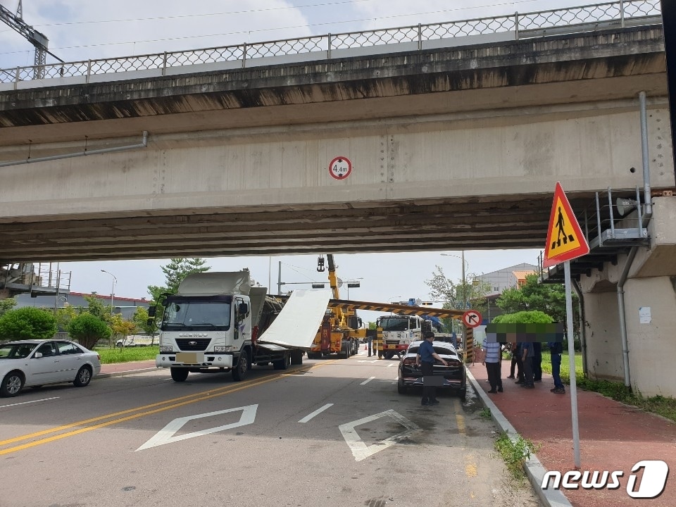 화물차량이 높이 제한 구조물을 들이받아 일대 교통이 통제됐다.(광주지방경찰청 제공) /ⓒ 뉴스1