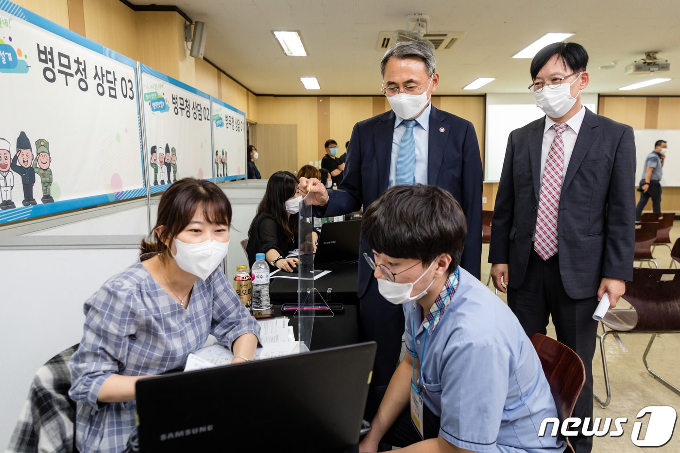 모종화 병무청장이 5일 부산기계공업고등학교에서 열린 ‘찾아가는 입영 전 병역진로설계’ 현장을 방문, 전문상담관의 상담하는 모습을 학교 관계자와 함께 보고 있다. (병무청 제공) 2020.8.5/뉴스1
